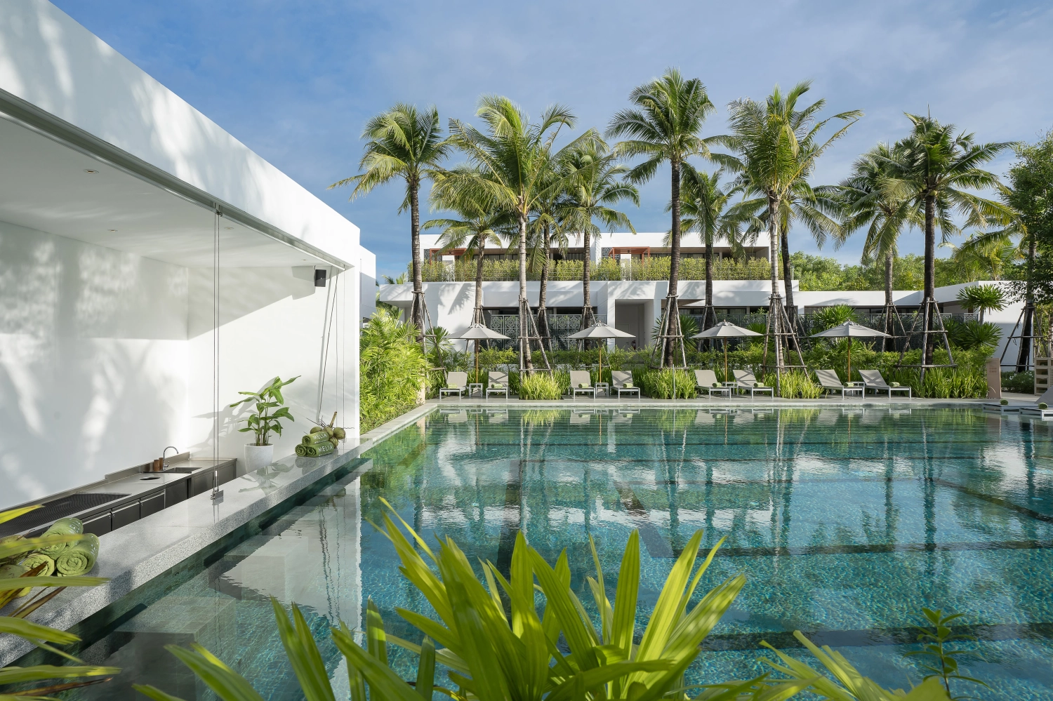 Swim-Up Pool Bar